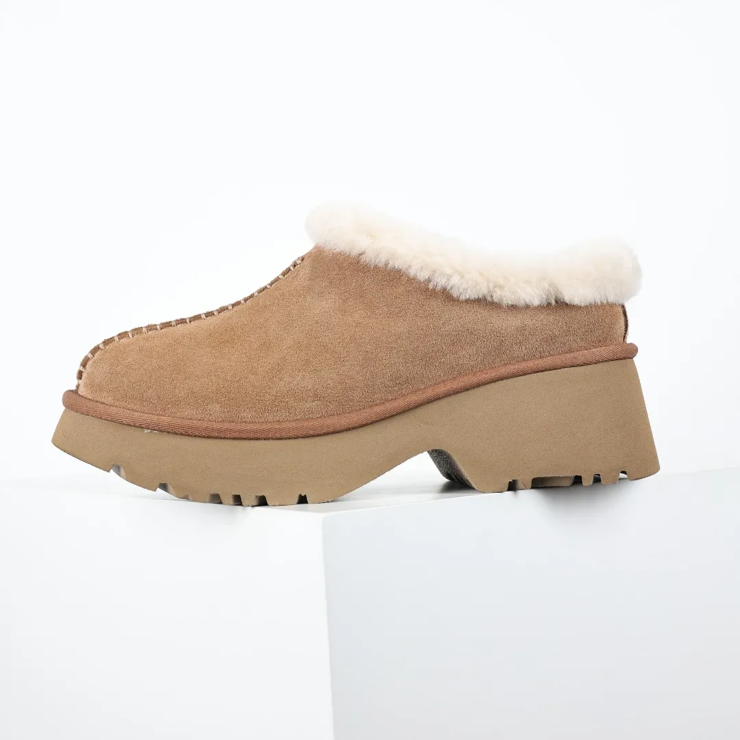 Pick up locally 💰560 Core recommended good price It is a very suitable choice for home use. In recent years, uug has launched a series of styles, which are partially geared towards the preferences of young consumers and have also moved to the forefront of fashion trends. Shoe body material: water-repellent coated suede upper, 17 mm UGGPURE™ implantable wool insole, lightweight non-slip and comfortable rubber outsole, with brand LOGO and trademark, with full packaging Size: 35 36 37 38 39 40